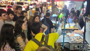 Bangkok: Street Food Tasting Tour at Night - Meeting at MRT Wat Mangkon and Getting Oriented Fast