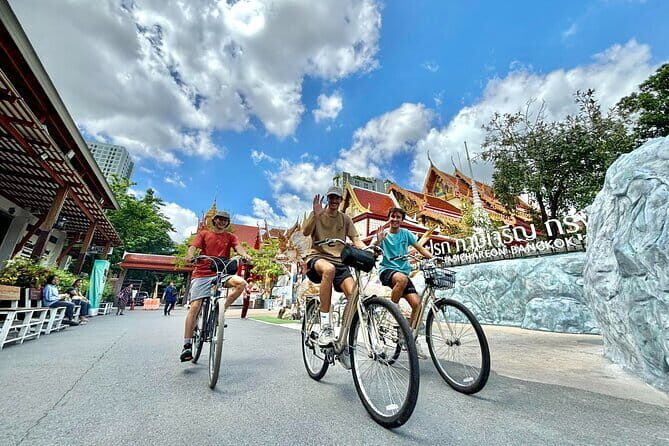 Bangkok Thonburi Backstreets and 3 Peaceful Temple Bike Tour - Thonburi by bike: a side of Bangkok you can actually feel