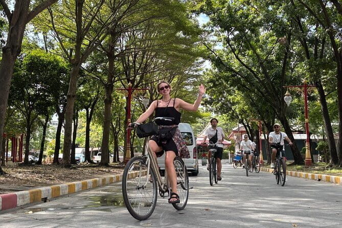 Bangkok Thonburi Backstreets and 3 Peaceful Temple Bike Tour - Starting point and what the 3-hour rhythm feels like