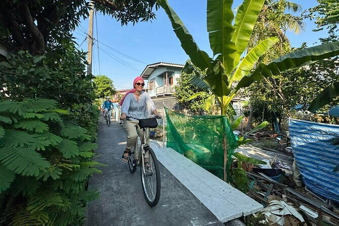 Bangkok Thonburi Backstreets and 3 Peaceful Temple Bike Tour - The warm-up ride: alleyways, markets, and everyday Thonburi scenes