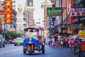 Bangkok Tuk Tuk Tour - Hotel-pickup & Dinner - Kuan Yim Shrine: a calm start in China Town’s orbit