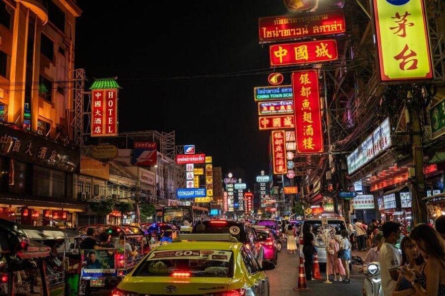 Bangkok with a Private Car and Driver Customizable Tours - 6-hour route: Wat Arun, Pak Khlong Talat, Wat Pho, and Chinatown