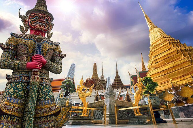 Bangkok's Grand Palace Complex and Wat Phra Kaew Tour - Getting there: hotel pickup, Chinatown drive-by, and Pak Klong Talad flowers