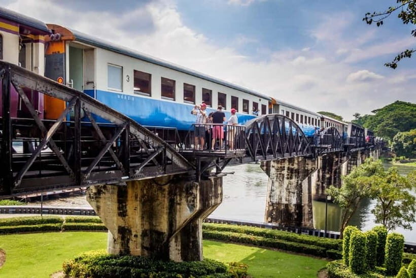 BKK: Damnoen Floating Market, Maeklong Rail & River Bridge - River Kwai War Cemetery: the quieter start that sets the tone