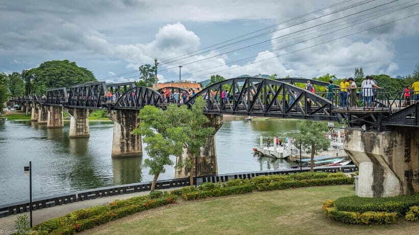 BKK: Damnoen Floating Market, Maeklong Rail & River Bridge - The lunch and reset break: keep your energy up