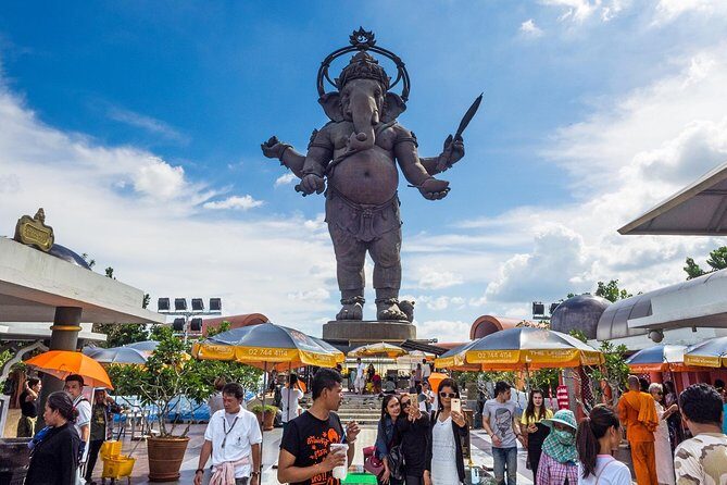 Chachoengsao One Day Trip from Bangkok : Historic Market and Buddhist Temples - Wat Sothon Wararam Worawihan: White Marble, Gold Trim, and a Blessing Practice