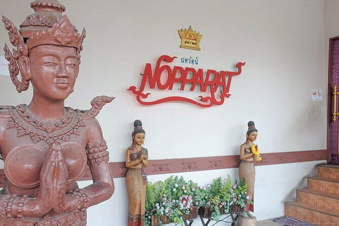 ChomSindh Authentic Thai Dining Experience - Lunch or Dinner - What to expect from the seafood and fresh-ingredient focus