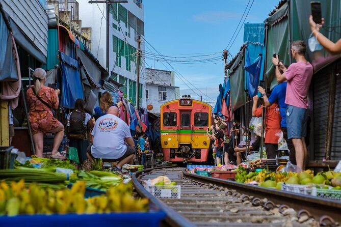 Damnoen Saduak Floating Market and Maeklong Railway Market Tour - Wat Bang Kung and the Banyan-Root Chapel: A Real Break in the Middle