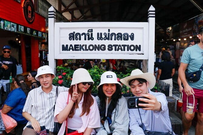 Day Trip to Bangkok Floating Market & Maeklong Railway - Meeting point and timing: how to set yourself up for a better day