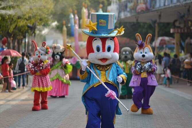 Dream World Amusement Park Bangkok - Gardens, water features, and built-in downtime