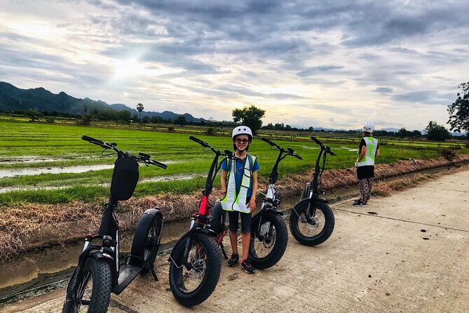 E-Scooter Tour in Kanchanaburi - The Chinese temple pause: a quiet cultural waypoint