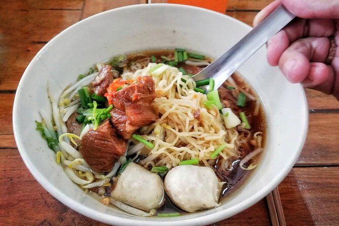 Family Foodies Experience in Hua Hin, Thailand - Meeting at Hua Hin Clock Tower and getting around without stress