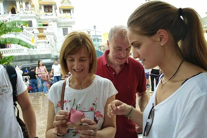 Flower Market & Floral Art: Multilingual Private Tour [EN/others] - Lotus folding and Thai garlands: The hands-on part that changes your souvenirs