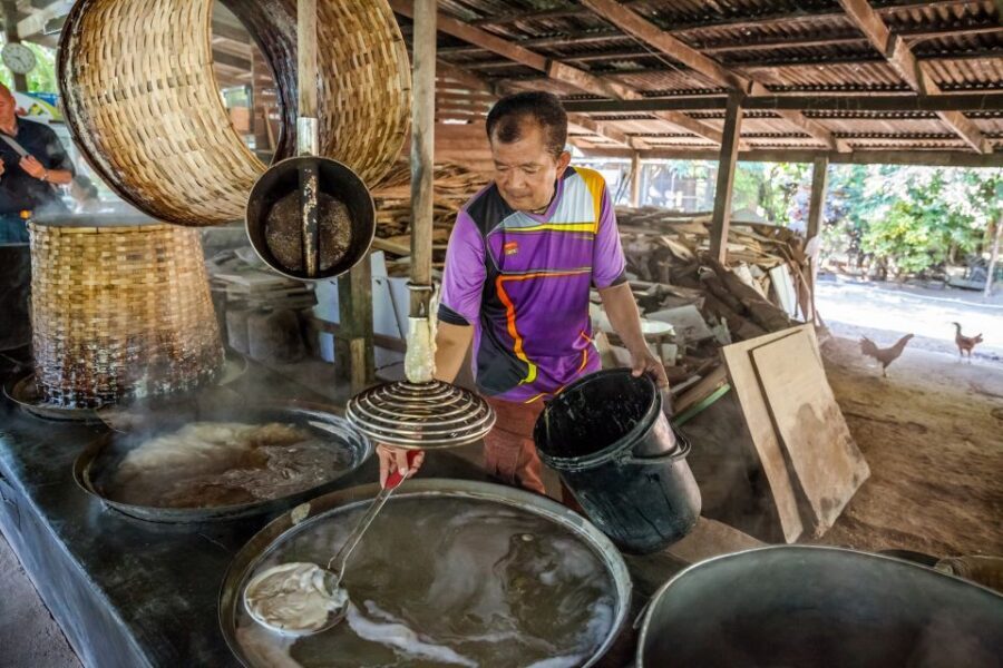 From Bangkok: Damnoen Saduak Floating Market Guided Tour - Palm sugar and coconut plantation stop: more than a warm-up