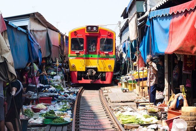 Full-Day Floating Market and Maeklong Railway Market Private Tour from Bangkok - Maeklong Railway Market (Hoop Rom Market): the train moment