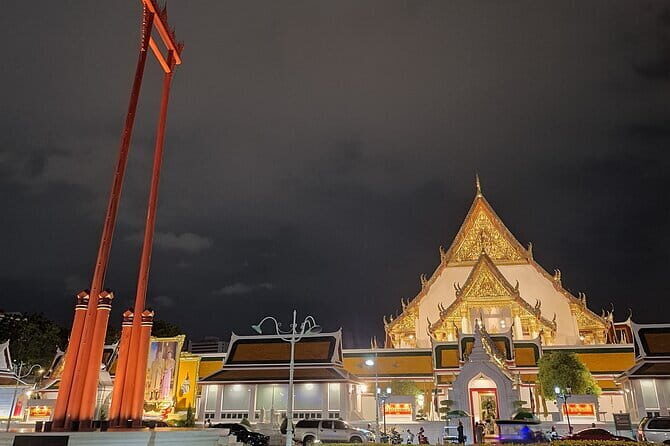 Fun Tuk Tuk Dinner and Massage in Old Town Bangkok - Pak Khlong Flower Talat after dark: where religion meets everyday hustle
