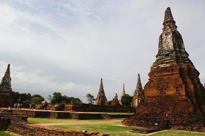 Glittering Ayutthaya Tour to Famous Sights, Market & Sunset Boat - Wat Mahathat: the Buddha head in tree roots (and how to enjoy it)