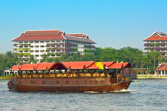 Manohra 5-Star Luxury Dinner Cruise with Pre-Canapés in Bangkok - The route along the Chao Phraya: Wat Arun at night, then bridge lights