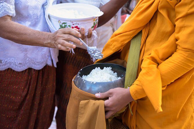 Morning Buddhist Almsgiving, Grand Palace and Flower Market Tour in Bangkok - Wat Phra Kaew and the Emerald Buddha: the dress code test