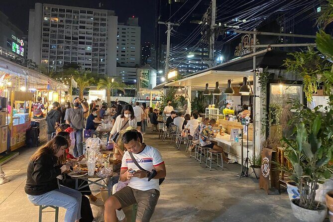 Night life in Bangkok - Jodd Fairs Train Night Market(Joint) - 7:30 PM Start and the Simple Meeting Point Near MRT