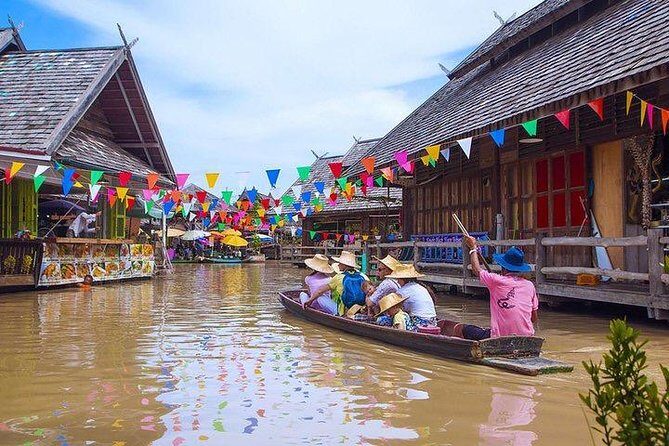 Pattaya Floating Market with Return Transfer - The paddle and the four-region sections: how to enjoy it more