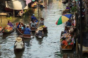 Private Excursion to Floating Market and Ayutthaya World Heritage - Choosing 7:00 a.m. vs 8:00 a.m. for the Maeklong train market