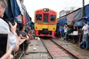 Private Excursion to Maeklong Railway and Floating Markets - How the railway market works: thinking beyond the photo