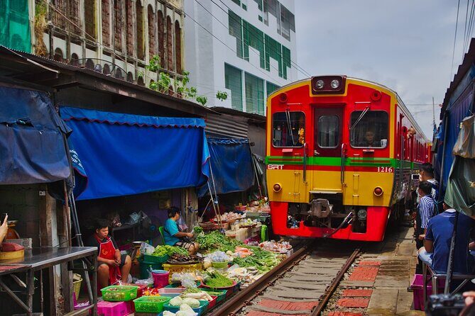Private Floating Market and Maeklong Railway Market Day Tour - Making the most of your Hoop Rom Market hour