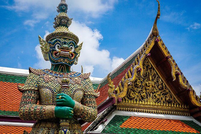 Private Grand Temples Along the Chao Phraya River [1/2 Day] - Pak Khlong Flower Talat: a lively stop that balances the temples