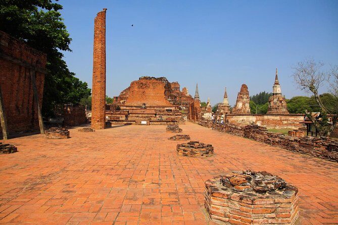 Private Tour: Ayutthaya Temples, Ruins and Lunch on River Cruise - Stop 3: Wat Mahathat and the Buddha head in bodhi tree roots