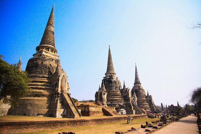 Private Tour: Full Day Ancient City of Ayutthaya and Lopburi - Wat Mahathat in Ayutthaya Historical Park: the famous tree-root Buddha head
