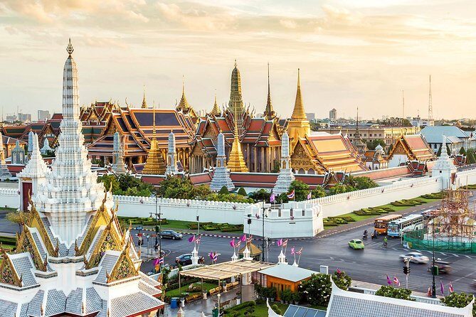 The Grand Palace, Wat Phra Kaew, Wat Pho Tour with Massage option - Wat Phra Kaew: seeing the Emerald Buddha up close