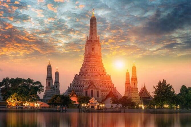 Three Temple River Cruise with Wat Pho, Wat Arun and Wat Rakhang - The Role of the Guide: Staying Oriented and Out of Crowd Chaos