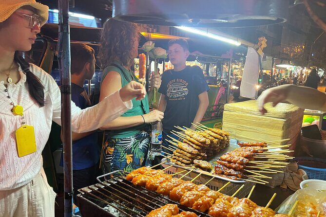 Tuk-tuk Private Tour in Bangkok by Night with Chinatown meal - Outside the Grand Palace: fast night photos without the full visit