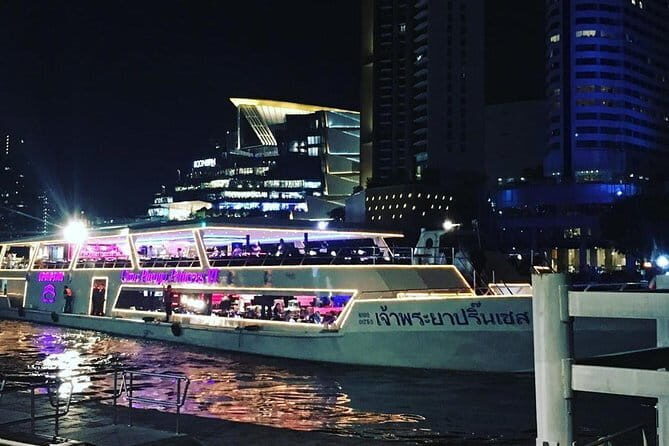 Wonderful Pearl Dinner Cruise in Bangkok - The Thai and seafood buffet: what you’re really buying