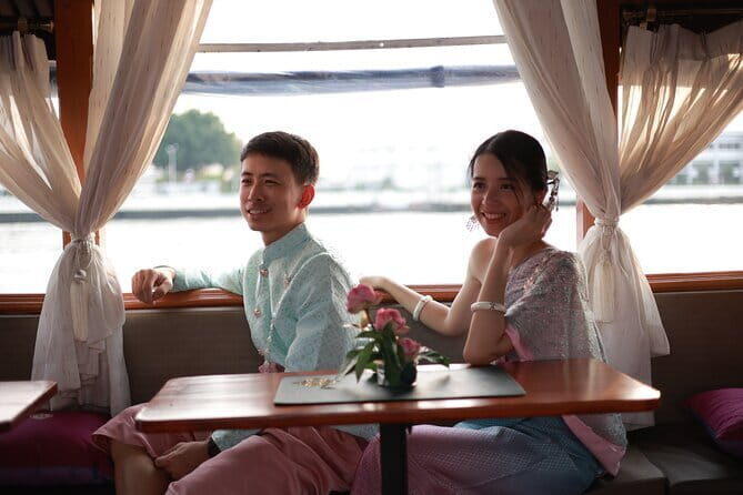 Wonderful Pearl Dinner Cruise in Bangkok - Live duo band, classical Thai dance, and cabaret-style shows